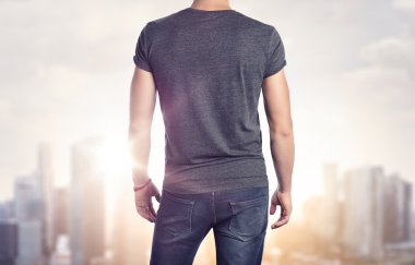 Şehir arka plan üzerinde t-shirt giyen adam