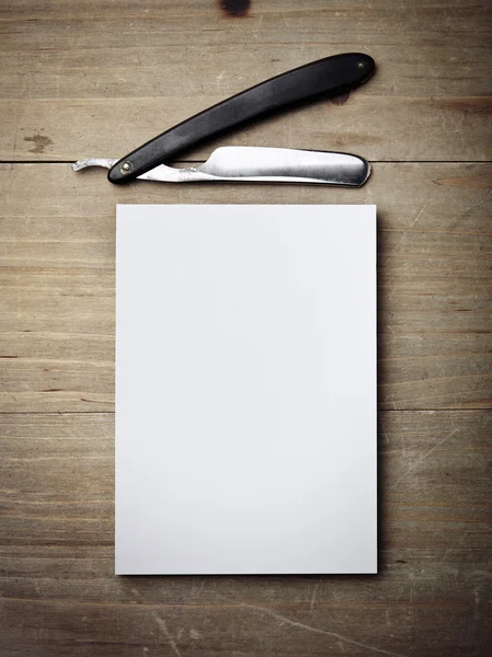 Straight razor and white paper — Stock Photo, Image