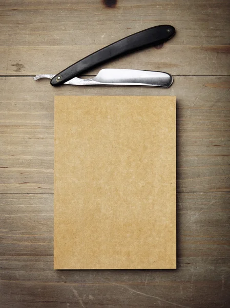 Straight razor and kraft paper — Stock Photo, Image