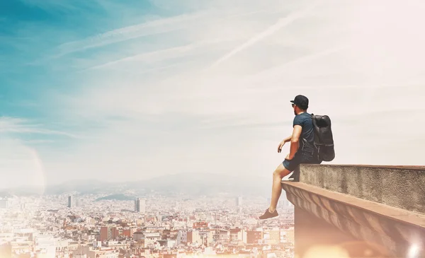 Joven buscando en la ciudad — Foto de Stock