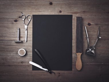 Kuaför araçları ve siyah poster