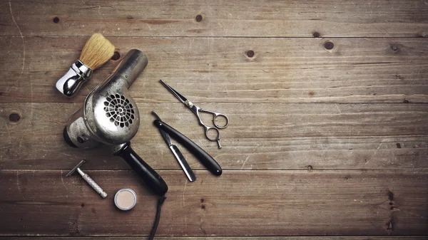 Équipement de coiffeur vintage sur bureau en bois — Photo