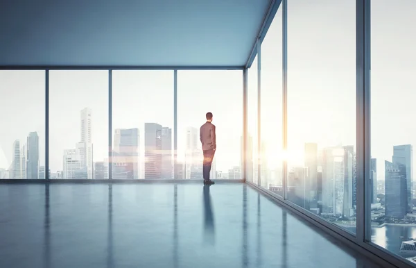 Businessman in suit looking at sunrise — Stock Photo, Image