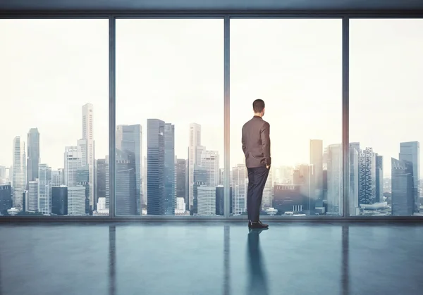 Man in pak op zoek bij zonsopgang — Stockfoto