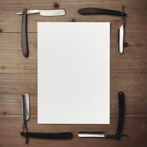 Navaja de afeitar recta y marco de imagen blanco en escritorio de madera —  Fotos de Stock