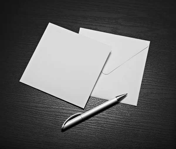 Lettera di busta bianca e penna bianca. rendering 3d — Foto Stock