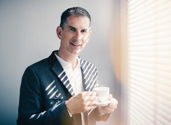 Uomo d'affari con tazza di caffè — Foto Stock