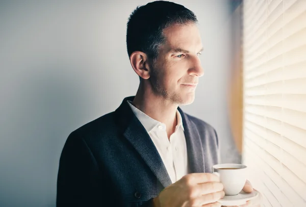 Empresário beber xícara de café — Fotografia de Stock