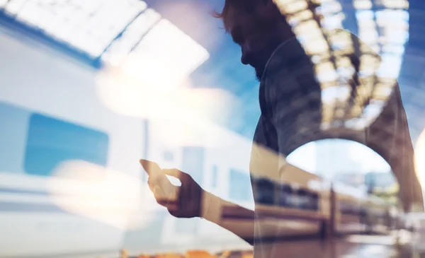 Dubbel exponering av människa och smart telefon — Stockfoto