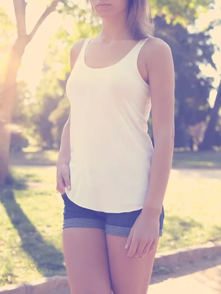 Mujer con chaleco en blanco al aire libre —  Fotos de Stock