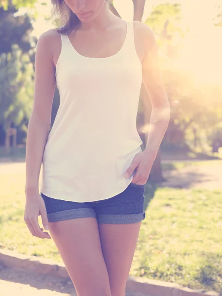 Mujer joven con chaleco en blanco —  Fotos de Stock