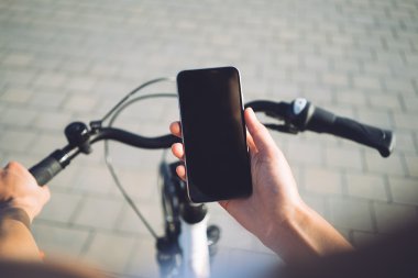 adam akıllı telefon ve Bisiklet