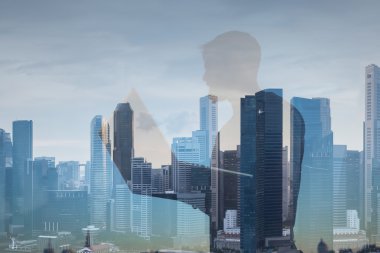 Kucak tepe olan adam çift pozlama 