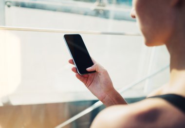 Smartphone kız elinde