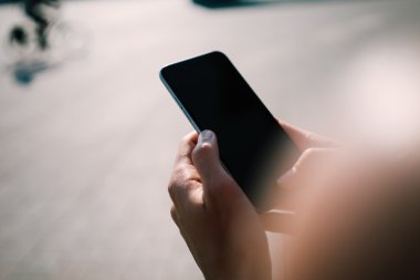 Kız elinde akıllı telefon