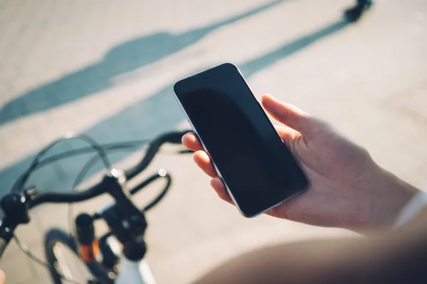 Ember és okostelefon kerékpárkölcsönző — Stock Fotó