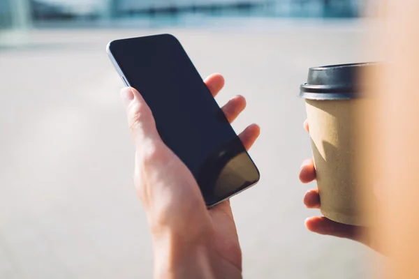 Inteligentny telefon i papier cup — Zdjęcie stockowe