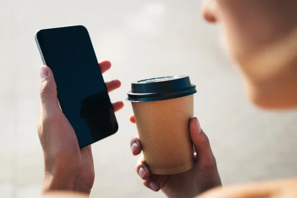 Makieta silny telefon i kubek papierowy — Zdjęcie stockowe