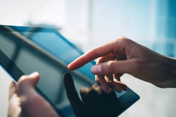 Hands using tablet — Stock Photo, Image