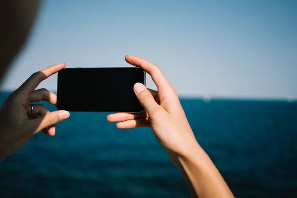 Vrouw maakte foto's van de zee — Stockfoto