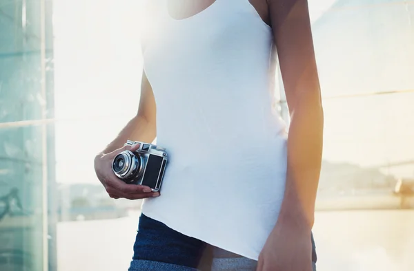 Hipster ragazza con fotocamera vintage — Foto Stock