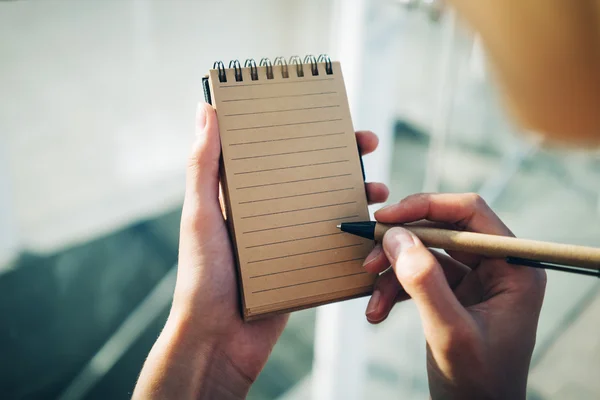 Девушка писать на записке — стоковое фото