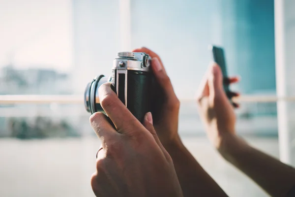 Vinobraní fotoaparát a chytrý telefon v rukou — Stock fotografie