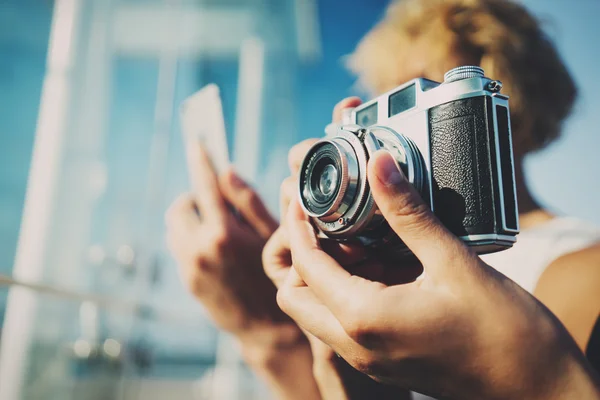 Vintage kamera ve akıllı telefon kullanarak kızlar — Stok fotoğraf