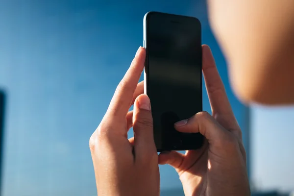 Chica haciendo foto por teléfono inteligente —  Fotos de Stock