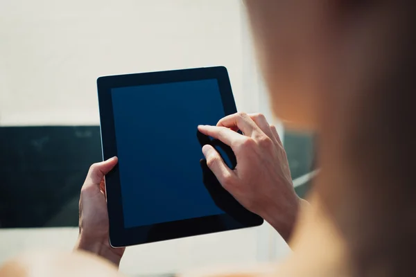 Mädchen mit Tablet — Stockfoto