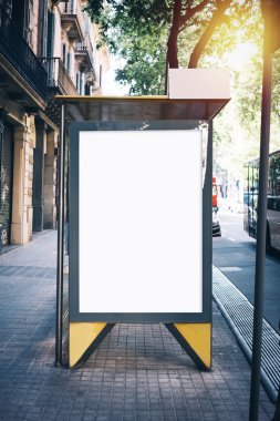 Beyaz sahte otobüs durağına kadar