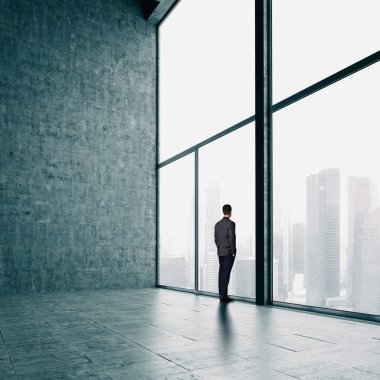 Şehrin bir ofiste bakarak işadamı