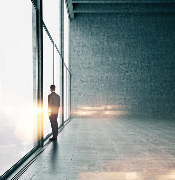 Zakenman op zoek bij zonsopgang in office — Stockfoto