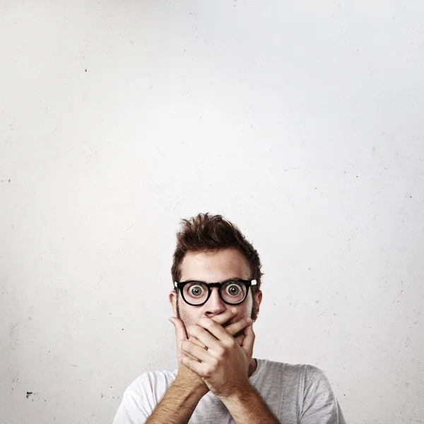 Retrato de un joven sorprendido — Foto de Stock