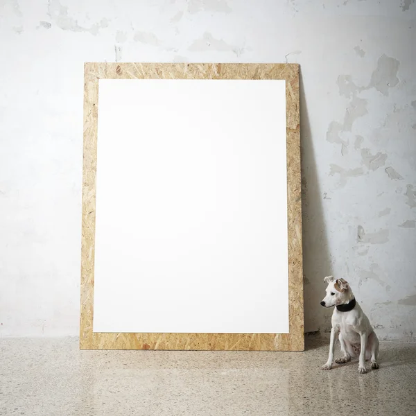 Moldura de madeira branca em branco e cachorro pequeno — Fotografia de Stock