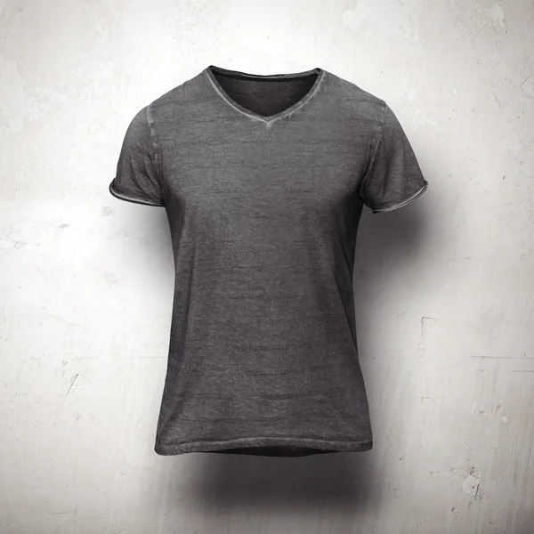 T-shirt escura isolada sobre fundo cinzento — Fotografia de Stock