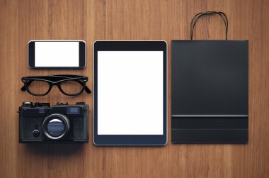 Ahşap masa üzerinde gagets kümesi