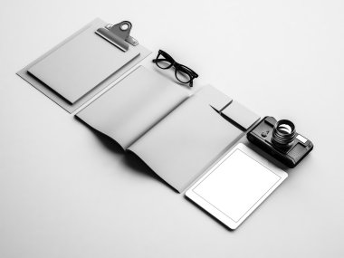 Klasik gri öğeleri beyaz masa üzerinde