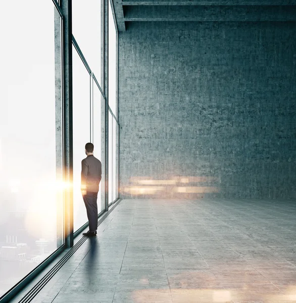 Бізнесмен дивиться на схід сонця в офісі — стокове фото