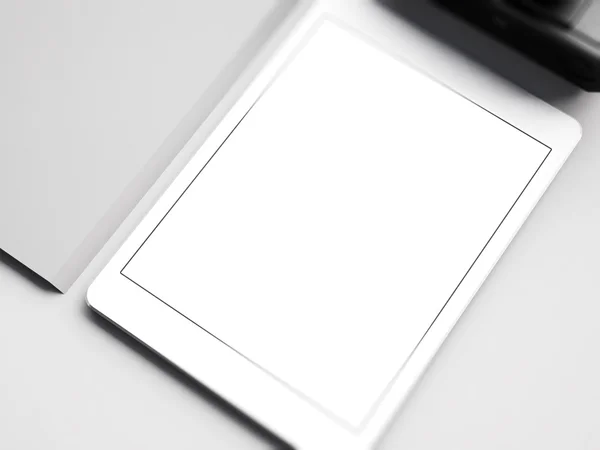 Макет белого планшета на рабочем месте — стоковое фото