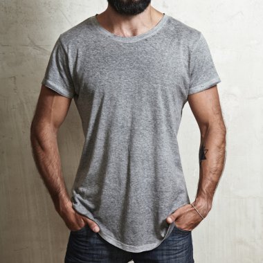 Gri t-shirt giyen kaslı adam