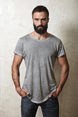 Sakallı adam gri t-shirt giyen