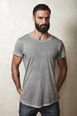 boş gri t-shirt giyen adam