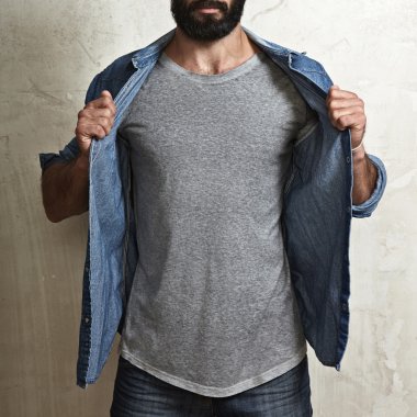 boş gri t-shirt giyen adam
