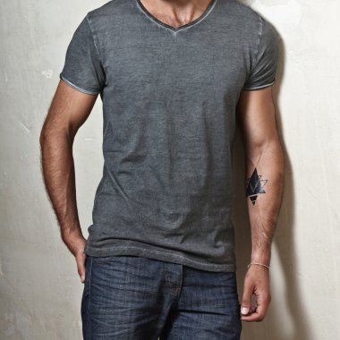 boş gri t-shirt giyen adam