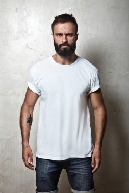 sakallı adam beyaz T-shirt giyen