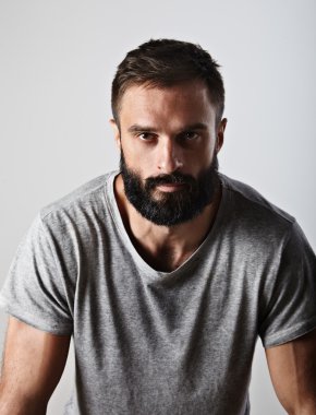 acımasız, sakallı bir adam portresi