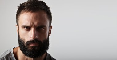 yakışıklı bir sakallı adam portresi