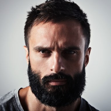 Acımasız sakallı adam
