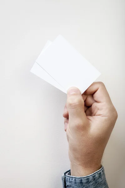 Χέρι που κρατά επαγγελματικές κάρτες — Φωτογραφία Αρχείου